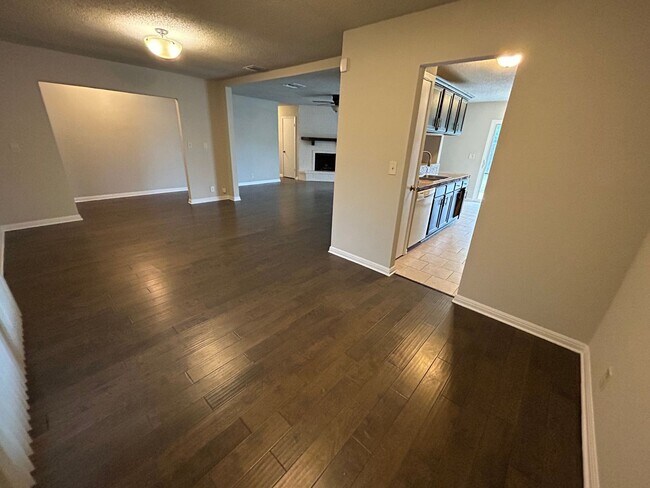 Building Photo - AVAILABLE NOW! 3 Bedroom / 2 Bath Home In ...