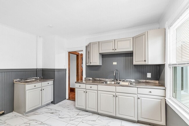 Building Photo - 23 Biltmore St