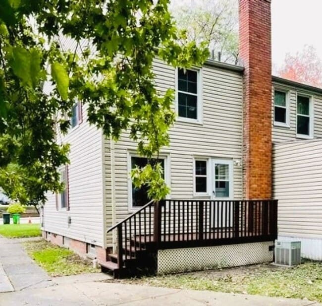 Building Photo - ? Cozy & Convenient 2-Bed Home in Euclid ?