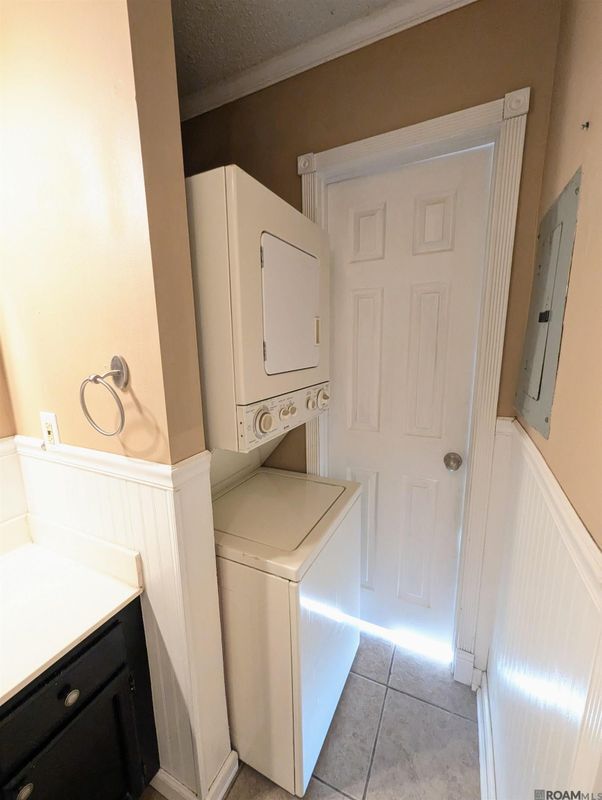 Building Photo - 402 Lee Dr