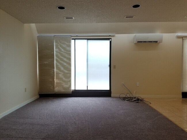 Foto del edificio - Spacious 2-Bedroom/2 Bath Bi-Level Garden ...