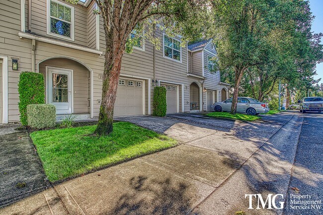 Building Photo - Lovely 3 Bed 2.5 Bath Townhome w/ a back D...