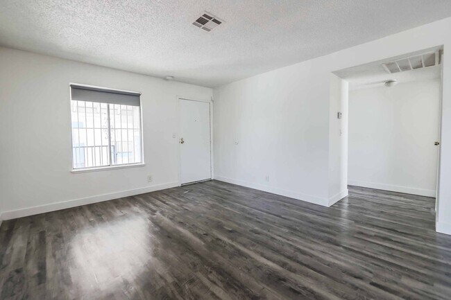 Foto del edificio - 3649 S Van Dyke Ave