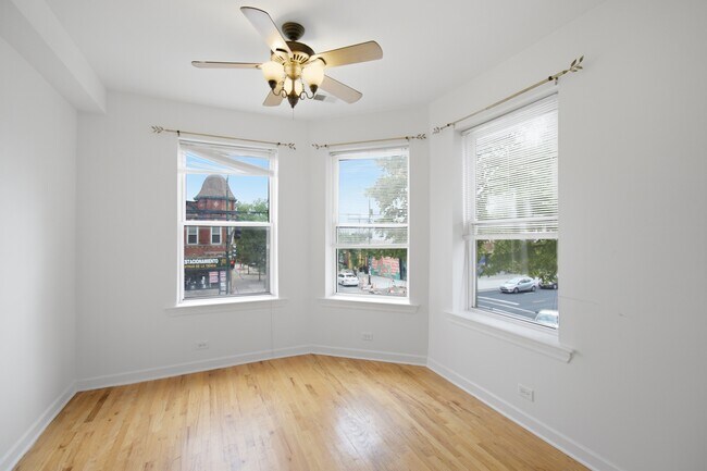 Foto del edificio - 3760 W Fullerton Ave