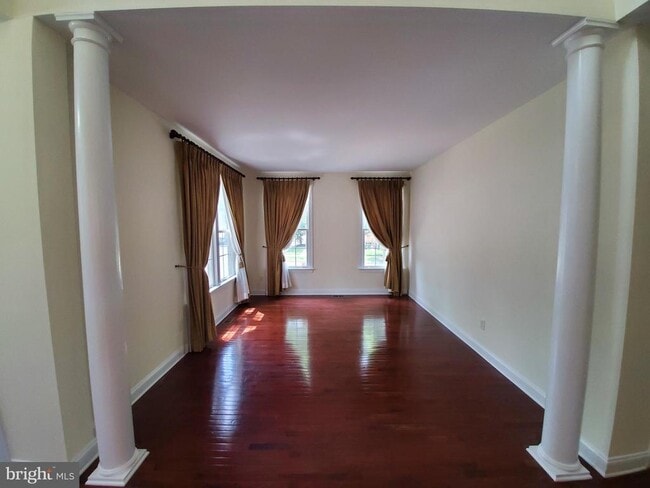 Building Photo - 102 Burnet Crescent
