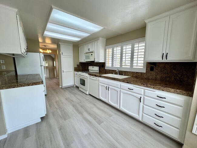 Foto del edificio - Large, end-unit townhome in the heart of Thousand Oaks