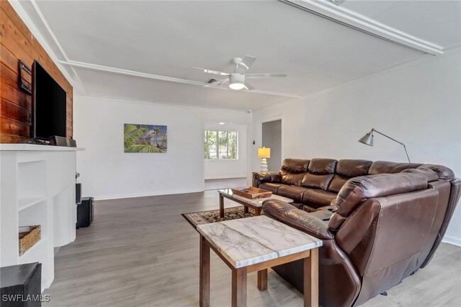 Foto del edificio - 3393 E Riverside Dr