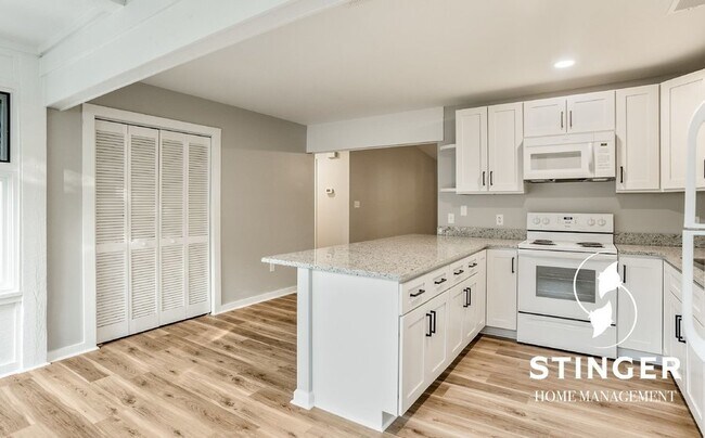 Building Photo - 2 Bedroom / 1 Bath For Rent In Tabby Oaks