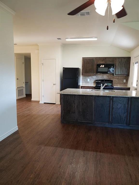 Foto del edificio - 895 B Twin Oaks Dr