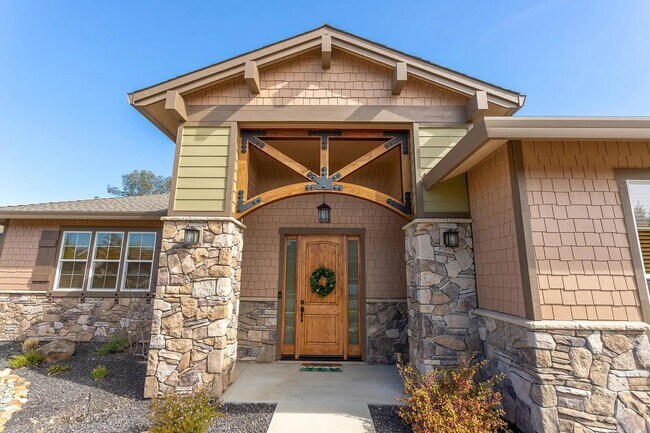 Foto del edificio - Custom Home with Solar, a Pool & all the Upgrades...in Town...Must See!