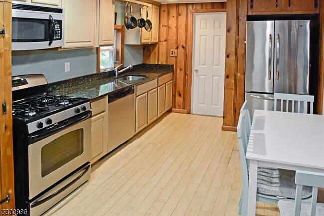 Foto del edificio - 16 Whitfield Pl