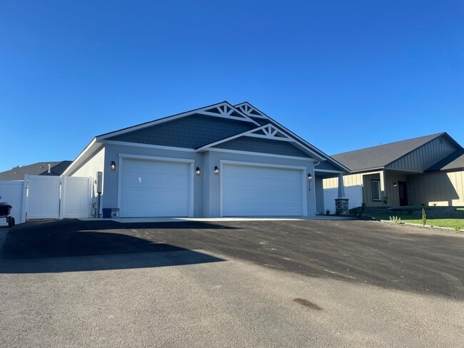 Front - 719 N 46th Ave