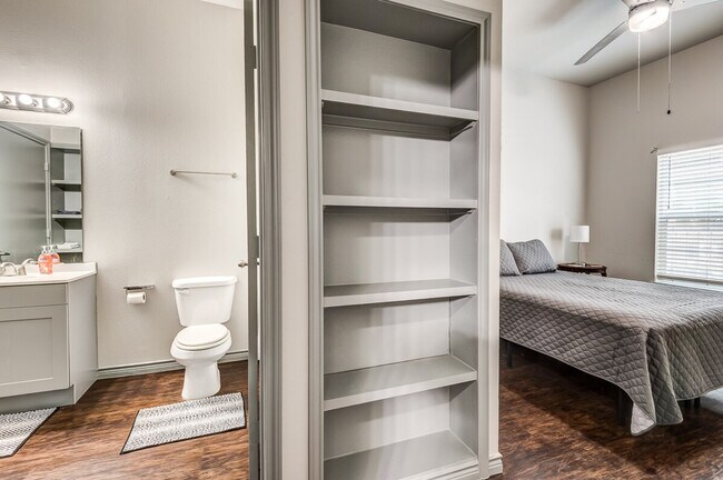 Building Photo - 136 W Elm Ave