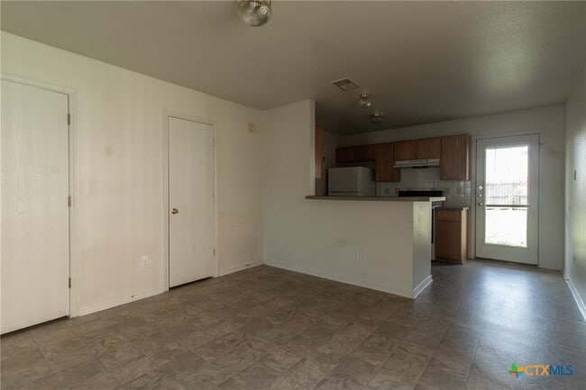 Building Photo - 102 E Robin Ln