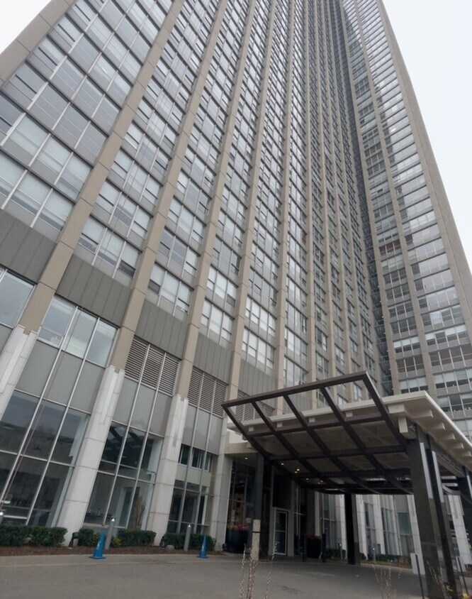 Foto principal - 655 W Irving Park Rd