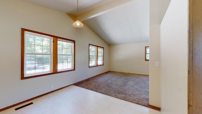 Building Photo - SPACIOUS 2 BEDROOM w/BASEMENT, AVAILABLE A...