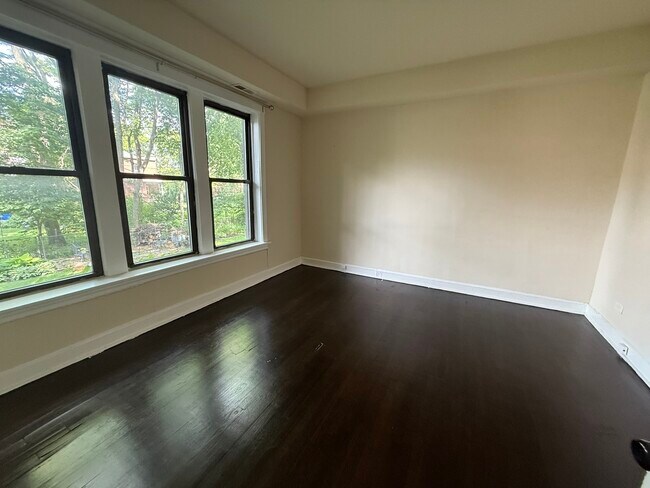 Foto del edificio - 1022 E Hyde Park Blvd