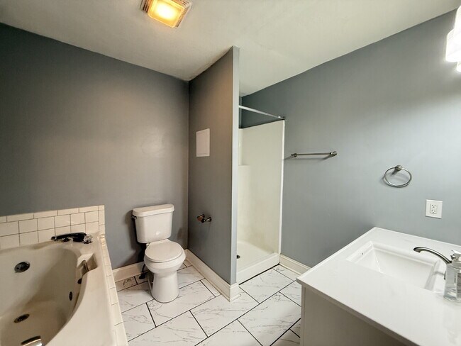 Foto del edificio - Spacious 1-Bedroom Apartment in West Knoxv...
