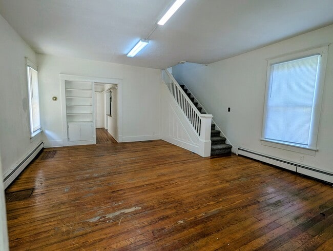 Building Photo - 412 W Nelson St
