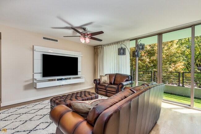 Foto del edificio - 700 Park Regency Pl NE