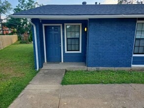 Building Photo - 900 E Leslie Cir