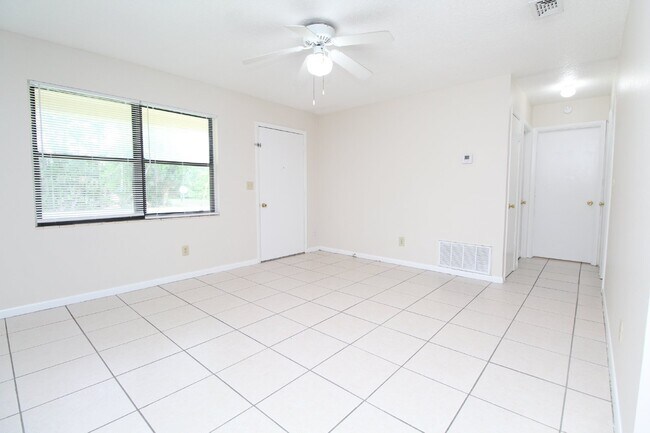 Building Photo - 2/1 Duplex in Milton near Carpenter's Park!