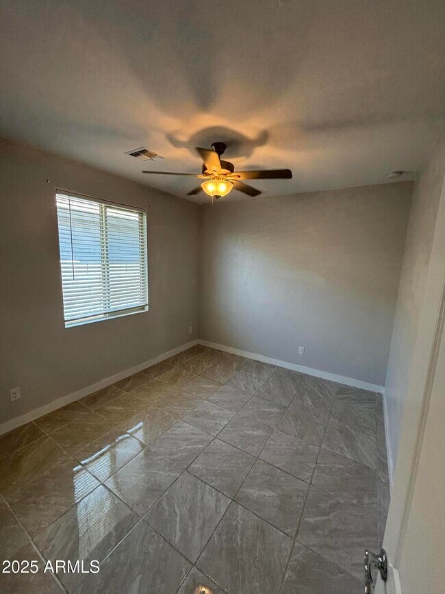 Foto del edificio - 23436 W Winslow Ave