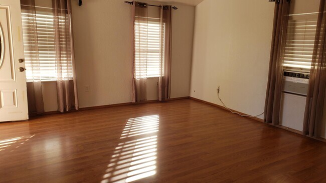 Foto del edificio - 407 E Mathews St