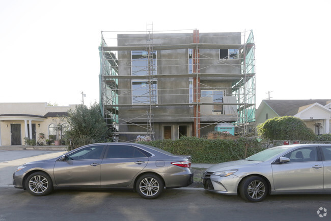 Building Photo - 756 N Ridgewood Pl