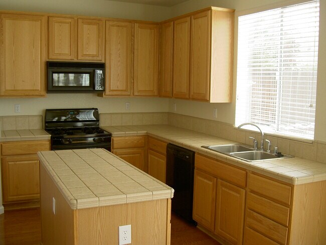 Building Photo - 2204 Arnold Dr