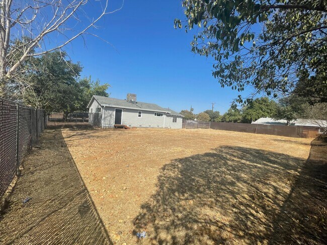 Building Photo - 2410 Las Plumas Ave