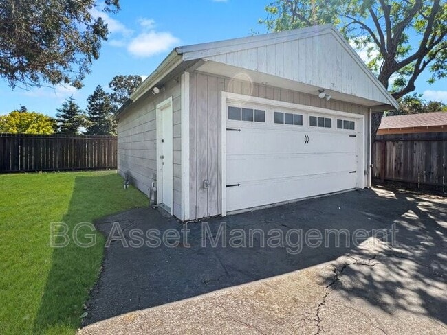 Building Photo - 1618 McCarl Ln