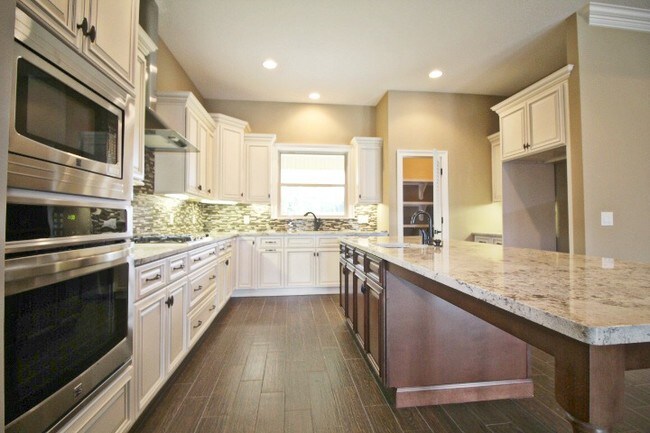 Foto del edificio - Beautiful 4 Bedroom Home in Heritage Park