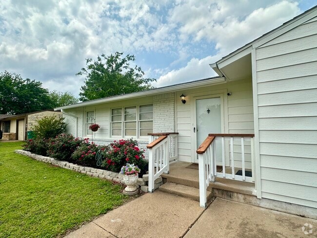 Building Photo - 1346 Hillcrest Dr