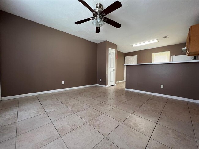 Foto del edificio - 3-Bedroom, 2-Bathroom Duplex in A Convenie...