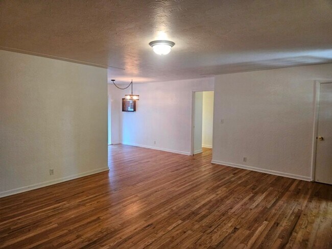 Building Photo - 750 Menlo Dr N