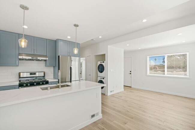 Building Photo - Updated Flat in Central Location + Outdoor...