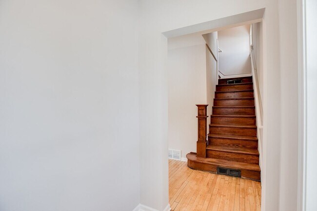 Foto del edificio - COMPLETELY UPDATED 2 BEDROOM