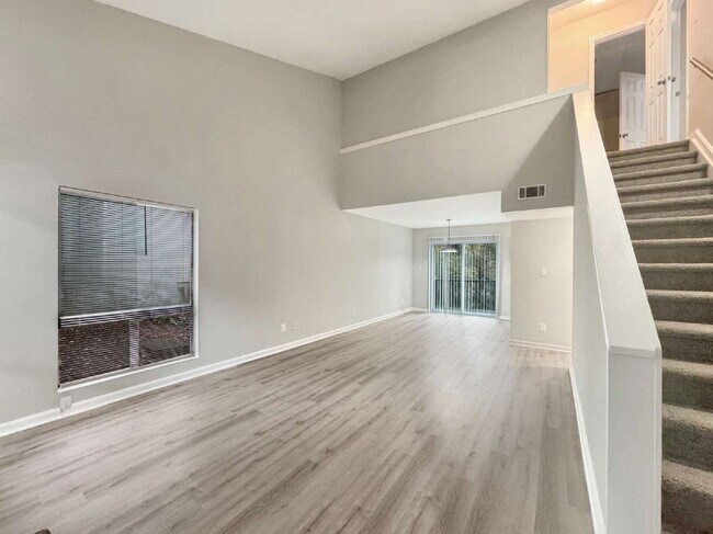 Foto del edificio - North Hall Duplex Available