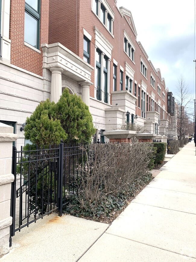 Building Photo - 2039 N Lincoln Ave