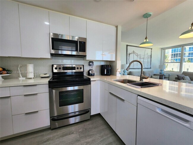 Building Photo - 3505 S Ocean Dr