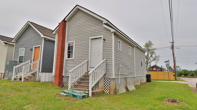 Building Photo - 1400 Maple St