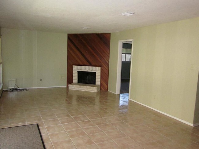 Building Photo - 10830 Sugar Hill Dr
