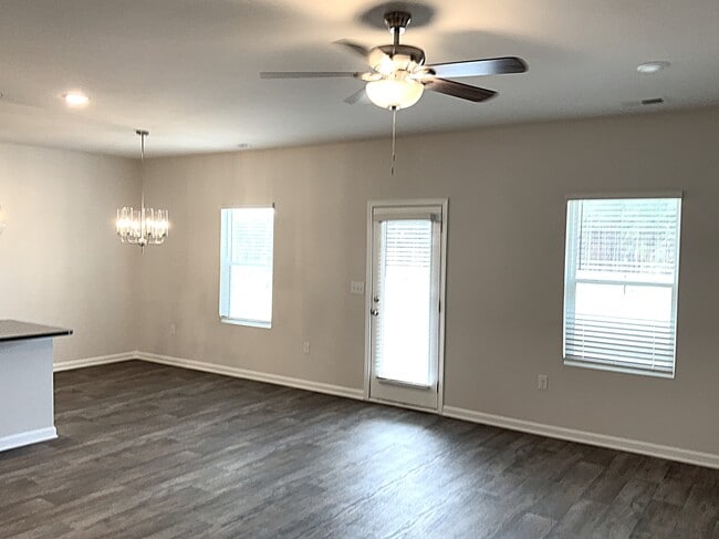 Foto del edificio - 3184 Emberly Dr