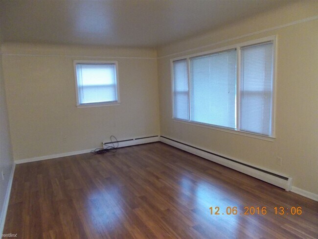 Building Photo - 1 br, 1 bath Apartment - 715 E University Ave