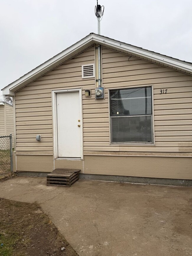 Building Photo - Newly Remodeled one bedroom house
