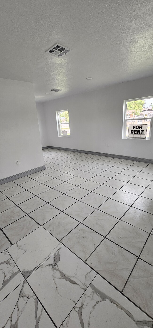 Building Photo - 710 Sultan Ave
