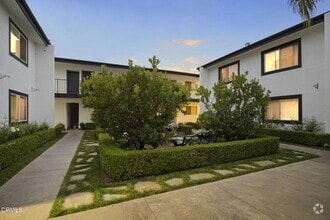 Building Photo - 1381 E Santa Clara St