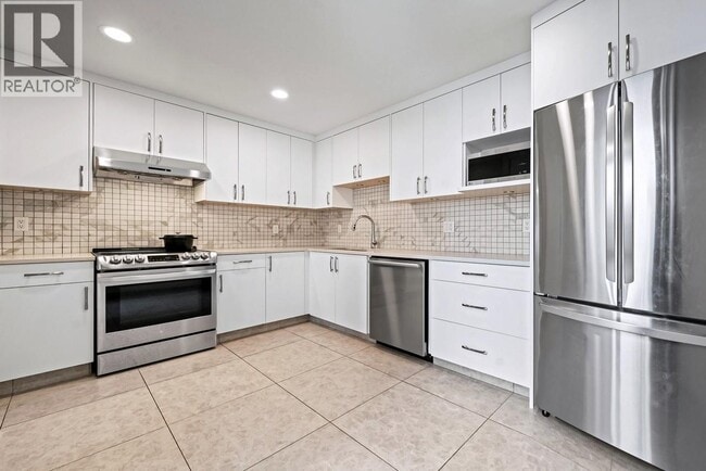 Building Photo - 2015 Beach Ave