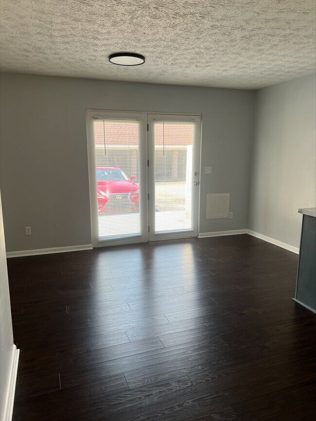 Foto del edificio - Spacious 2-Bed, 1.5-Bath Remodeled Townhome - Pre-Leasing Now!